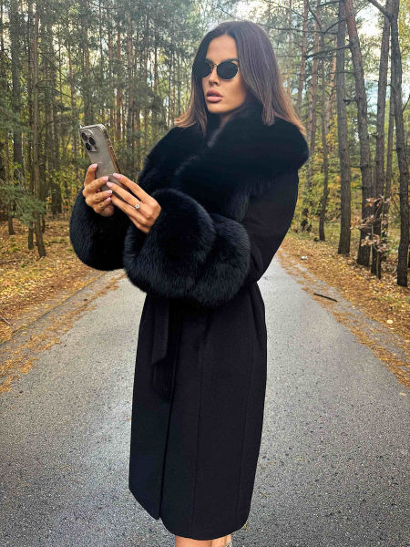 Czarny płaszcz z lisem