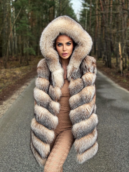 Jodełka Fluffy z lisów kryształowych z kapturem